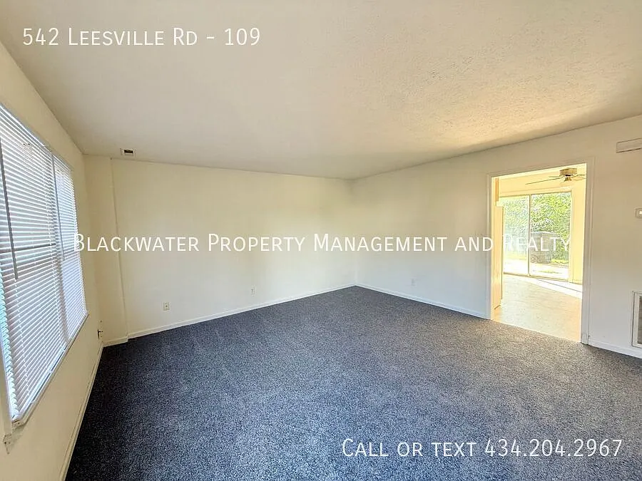 2 Bedroom Townhome in Heritage Court! — Photo 2
