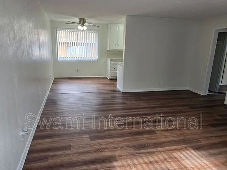 308 W Queen St #14 — Photo 5