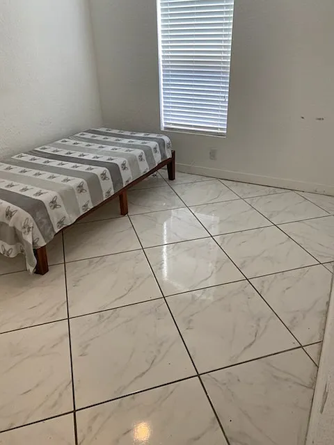 5 bed, 1800 sqft, $700 — Photo 2