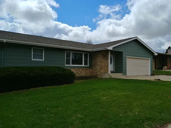207 Golf Ln, Yankton, SD 57078