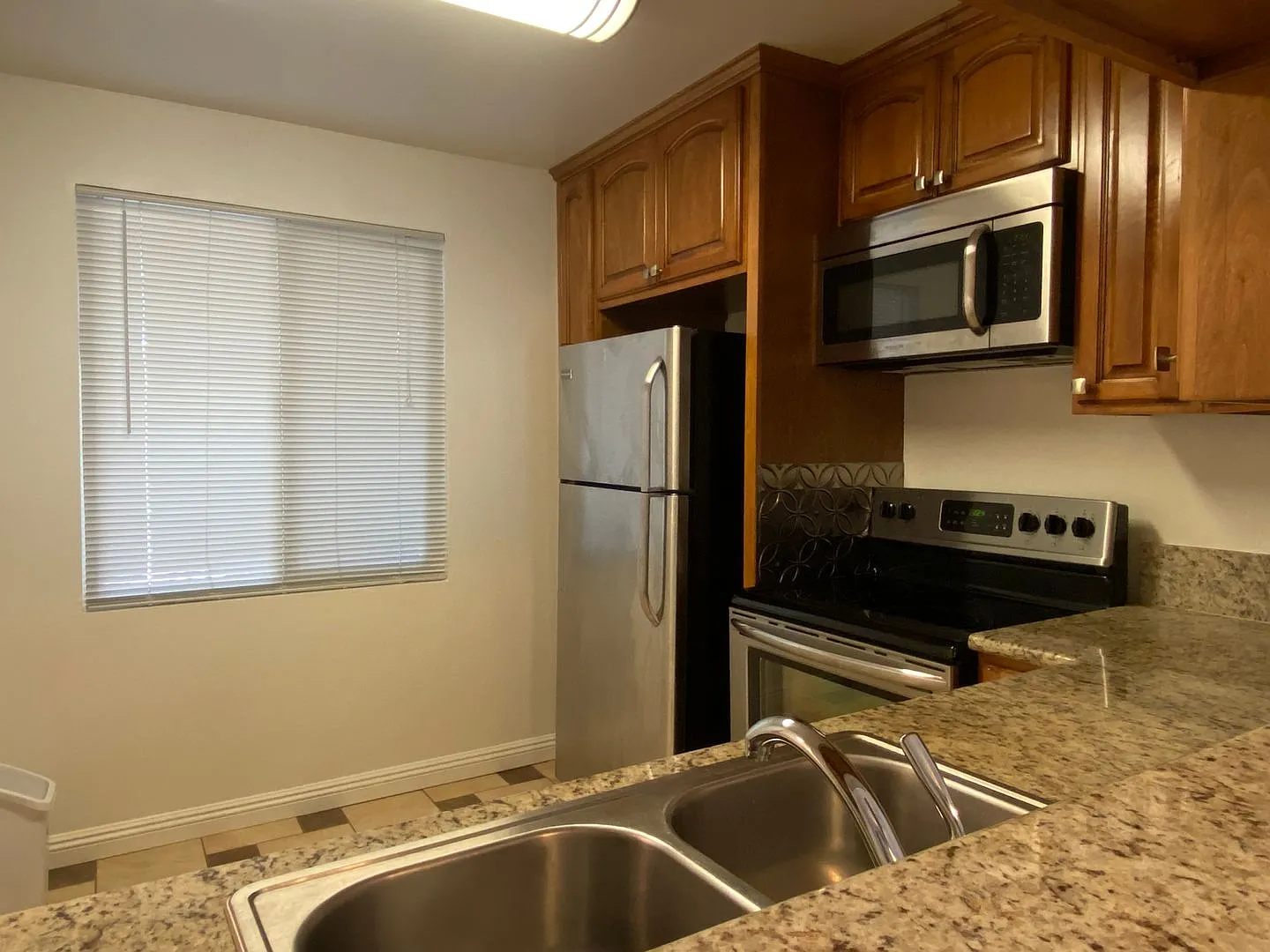 130 S. Flores St. — Photo 4