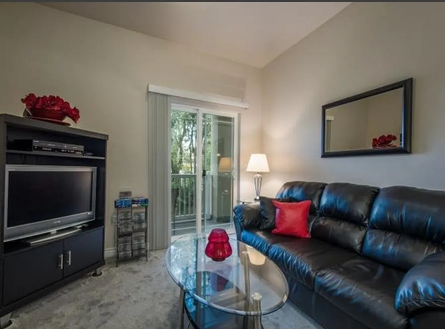 3 bed, 1300 sqft, $800 — Photo 2