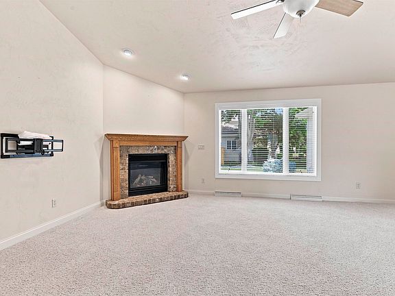 3rd image of 89 Penbrook Cir