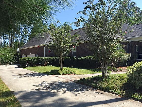 Side w/ 3 car garage