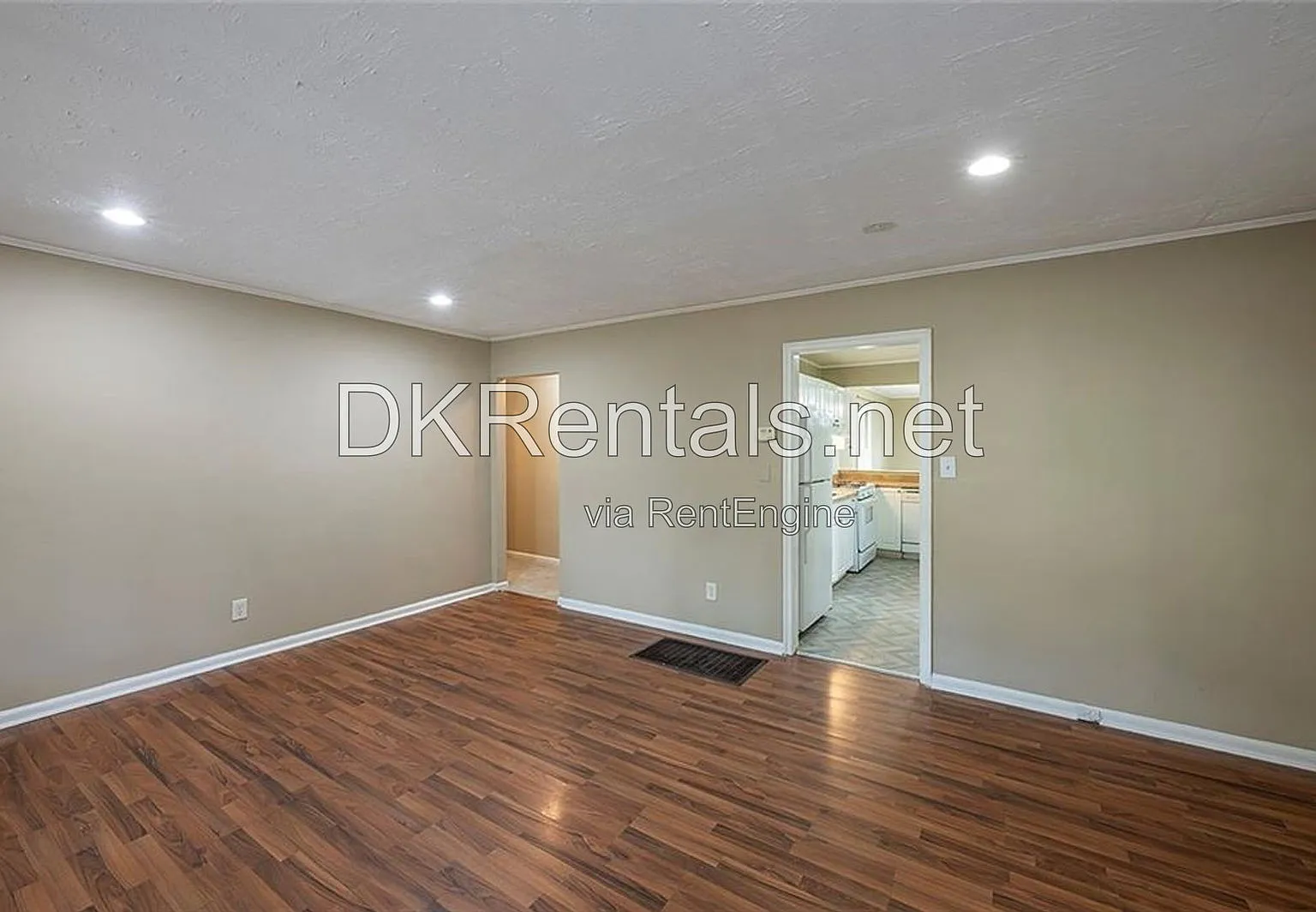 3 bed, 2.0 bath, 1292 sqft, $1,950 — Photo 3