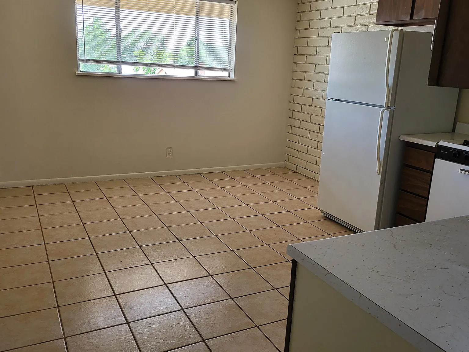 2 bed, 920 sqft, $975 — Photo 2