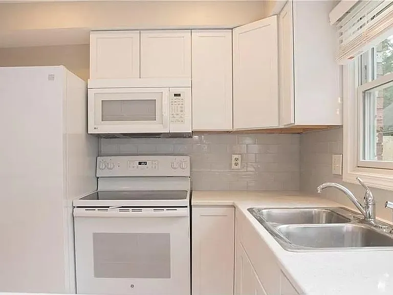 485 W Walnut St — Photo 3