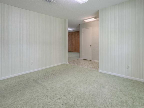 5th image of 212 Willow Bnd