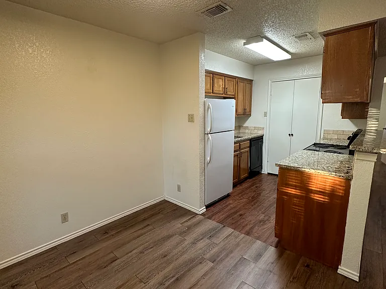 924 W Chestnut St #6 — Photo 3