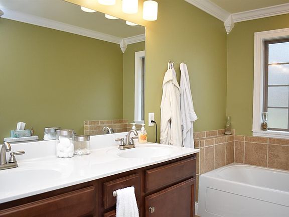 4th image of 1042 Diamond Brook Dr