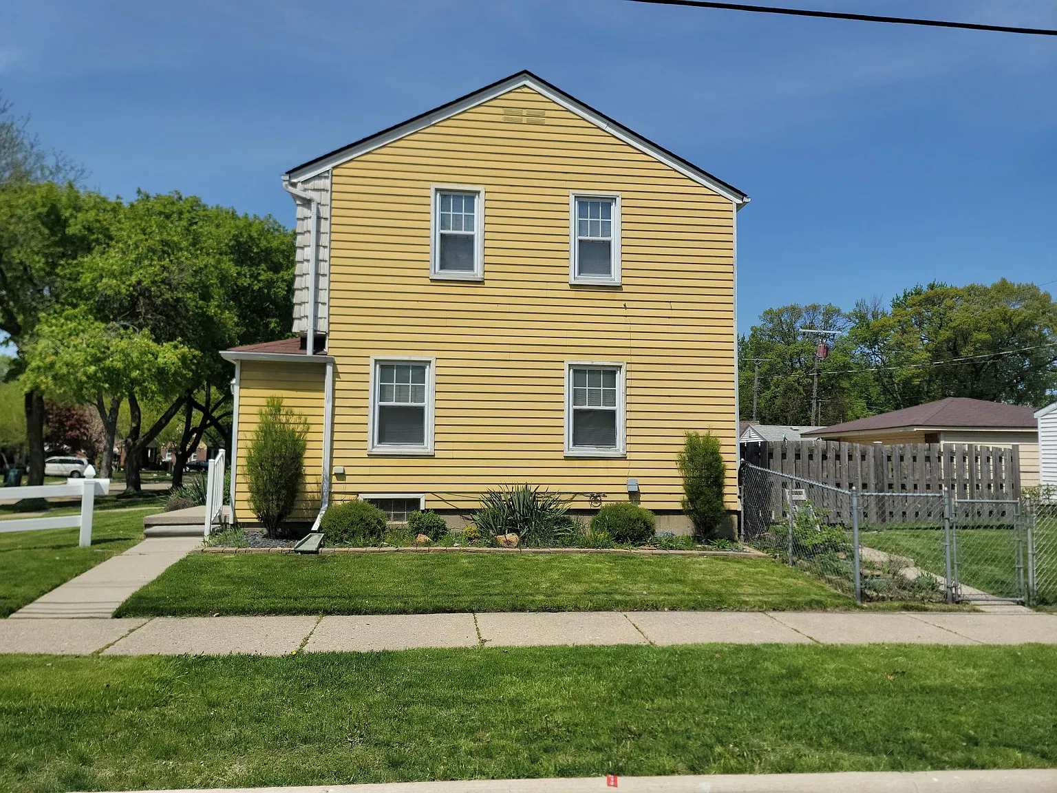 3 bed, 1.5 bath, 1092 sqft, $1,800 — Photo 2