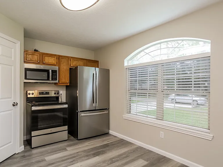 1528 Glen Oaks Dr — Photo 6