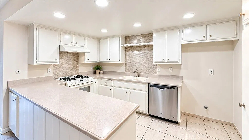 2 bed, 1273 sqft, $2,750 — Photo 3