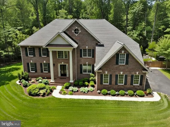 5156 Summit Dr, Fairfax, VA 22030