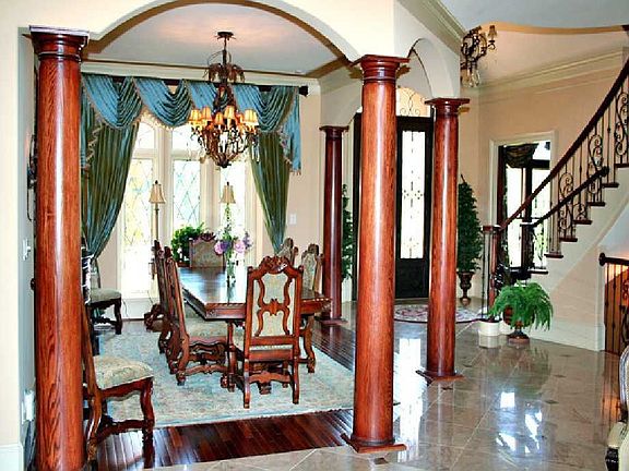 Stunning foyer and dining area