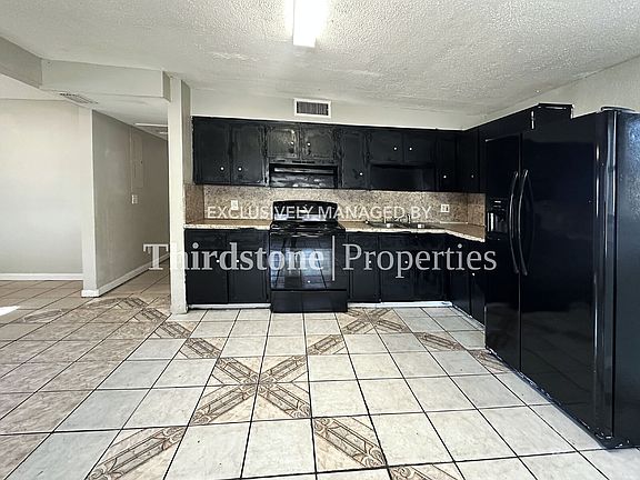 3rd image of 3308 Haines St