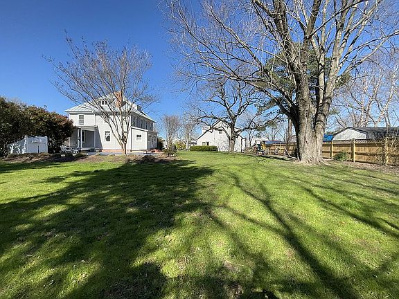 Large Yard- pool, firepit