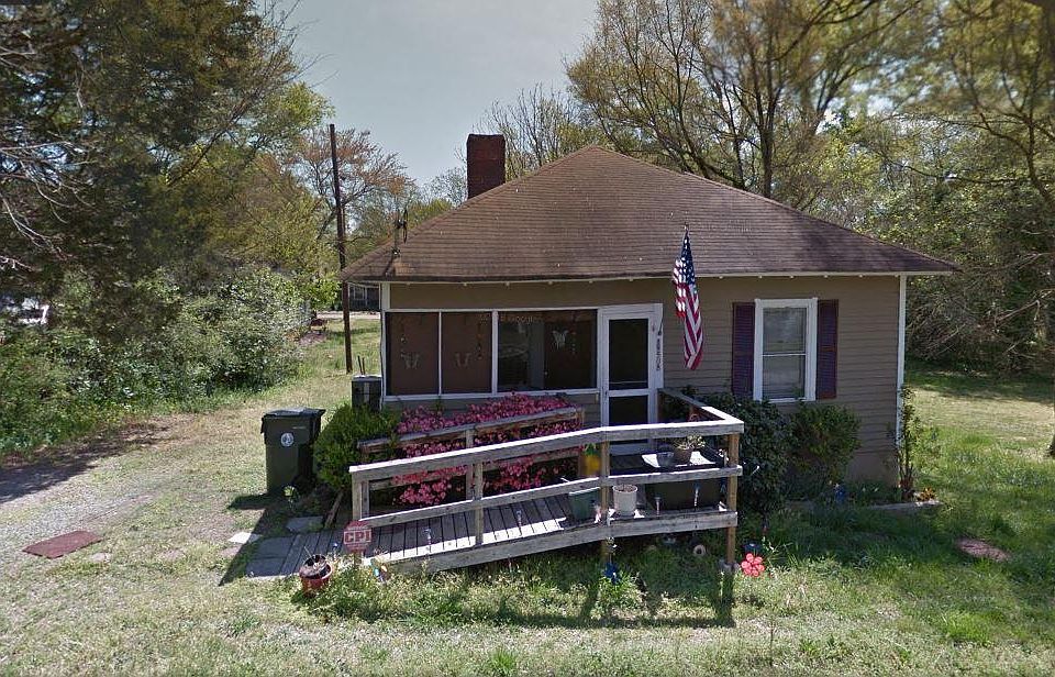 Screened porch, entry ramp, parking for three vehicles