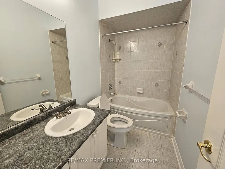 23 Amelynn Cres — Photo 16