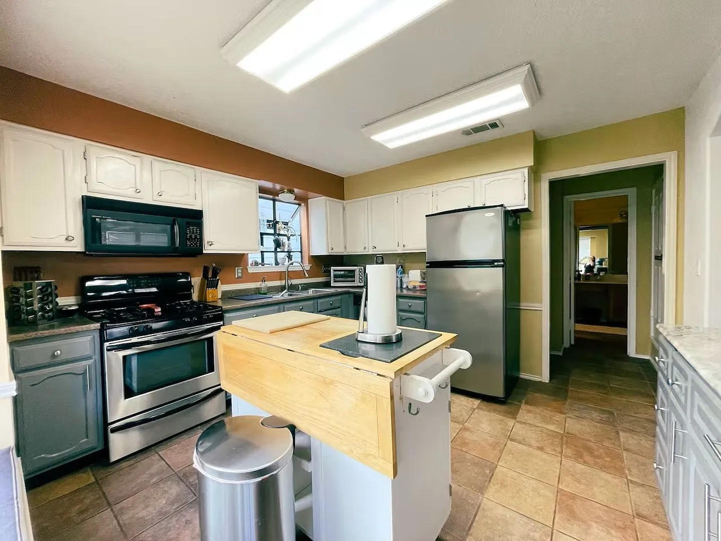Beautifully Updated 3/2 Fully Furnished In North Austin — Photo 4
