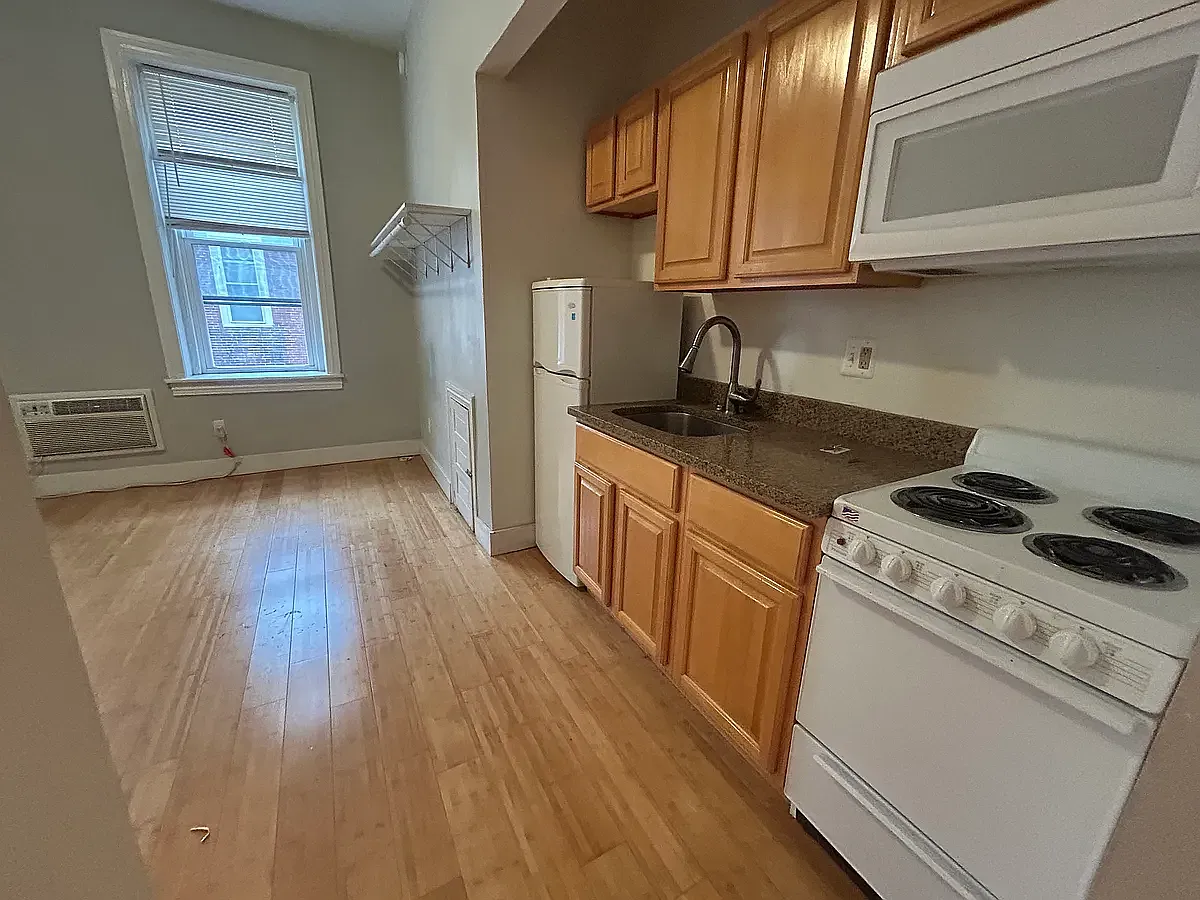 Studio, 240 sqft, $890 — Photo 4