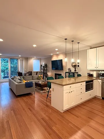 2319 W Wabansia Ave #2 — Photo 3