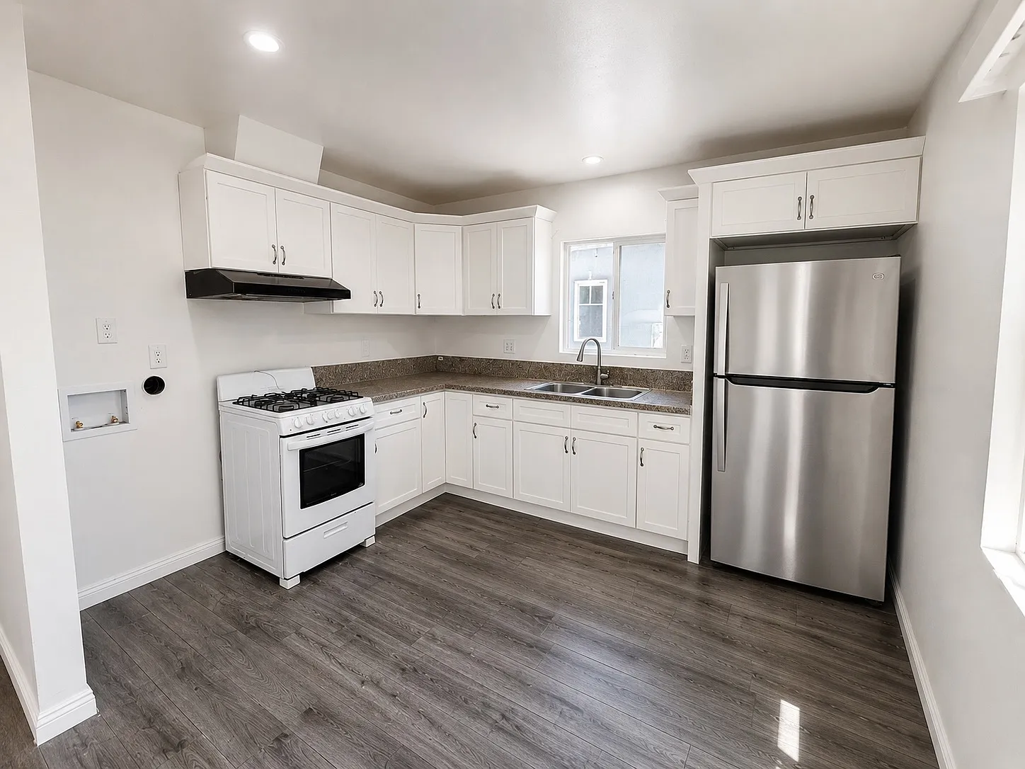 3 bed, 900 sqft, $2,675 — Photo 2