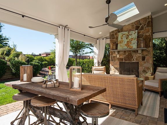 Living Flows Outside to Dine and Lounge