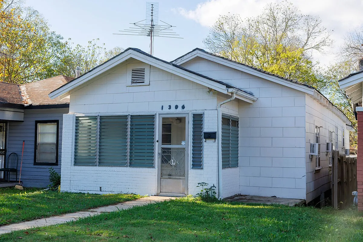 Building Photo - 1306 Avenue R