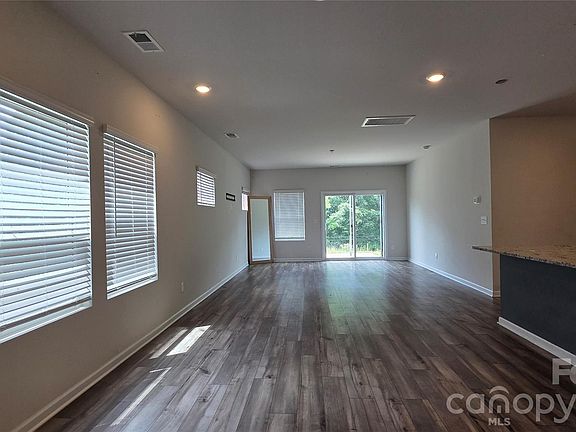 4th image of 205 Canoga Ave