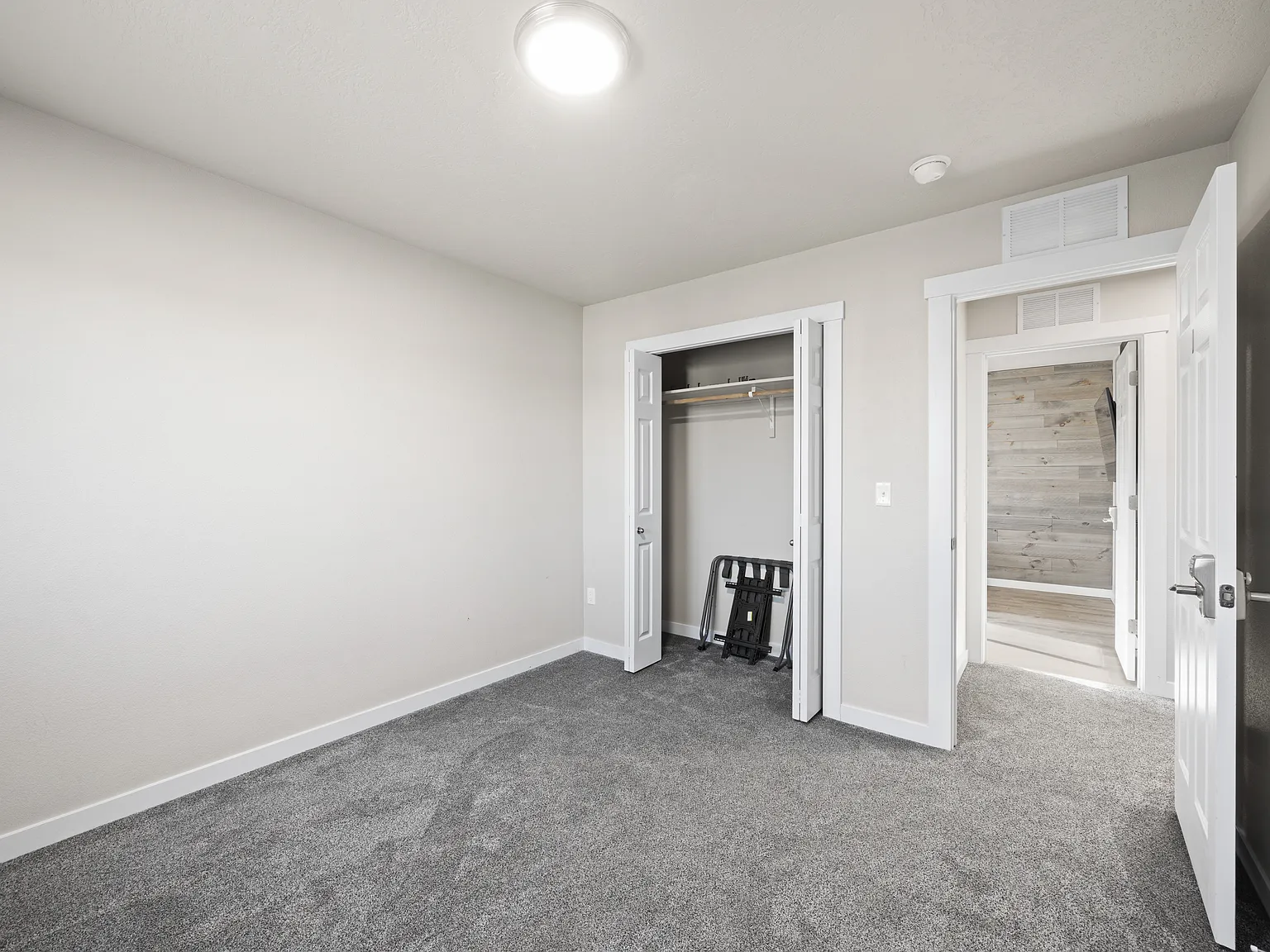 5 bed, 2.5 bath, 2390 sqft, $700 — Photo 3