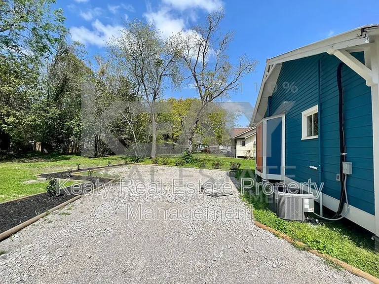 510 Lamar St — Photo 10