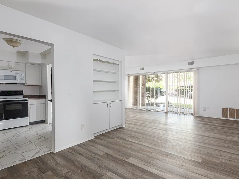 Senate Place Apartments — Photo 5