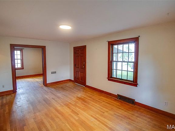 5th image of 3423 Thomas Ave