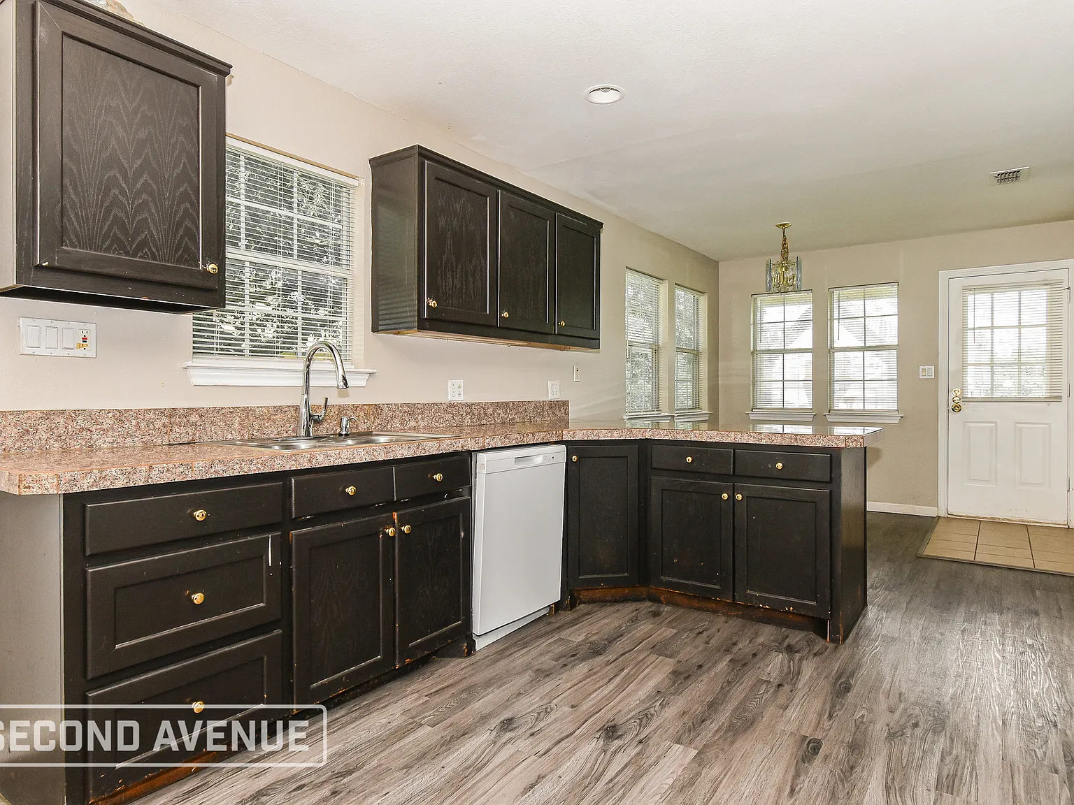 3 bed, 2.0 bath, 1360 sqft, $1,494 — Photo 4