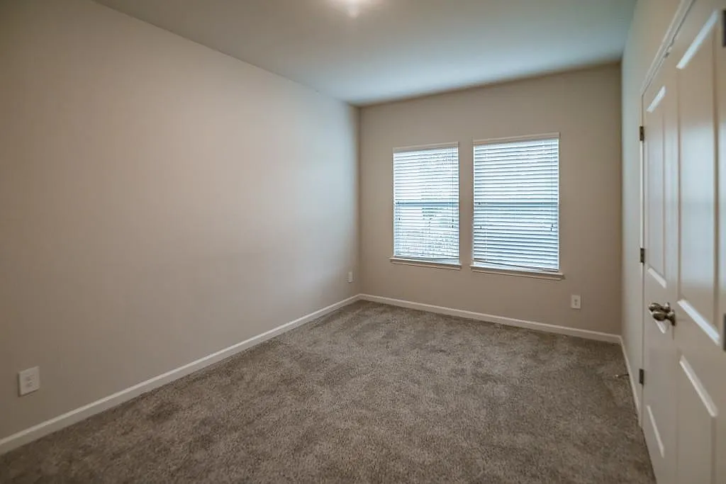 4 bed, 2.5 bath, 2700 sqft, $2,600 — Photo 4