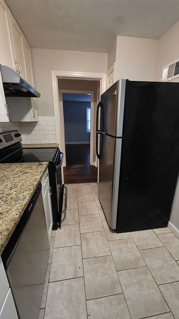 3-Bedroom, 1.5 Bath Single Family for Rent in Raytown, MO | Attached Garage & Modern Kitchen — Photo 4