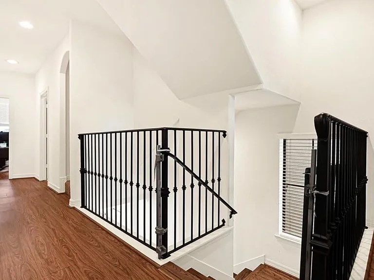 1531 Woodbend Park W — Photo 15