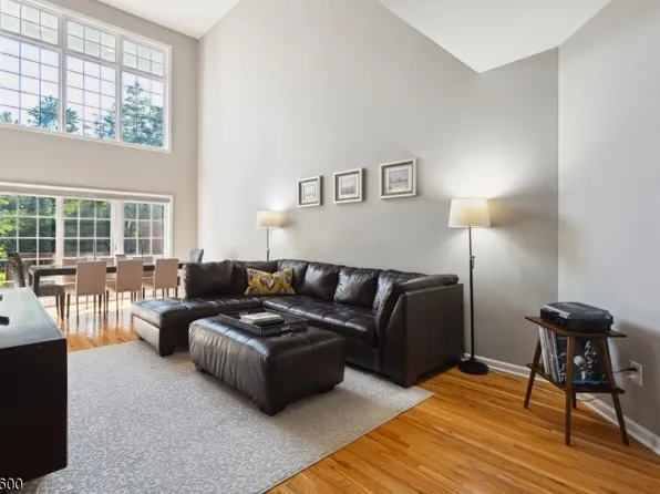 79 Schweinberg Dr, Roseland Boro, NJ 07068