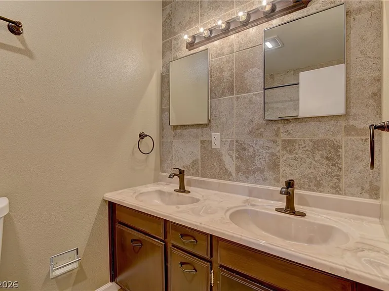 3896 Acapulco Ave — Photo 21