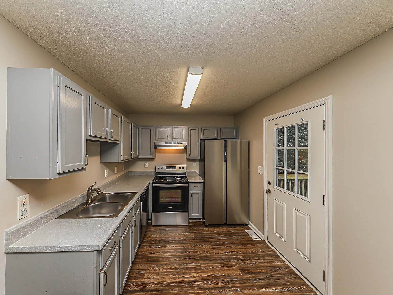 3 bed, 2.0 bath, 1100 sqft, $1,600 — Photo 2