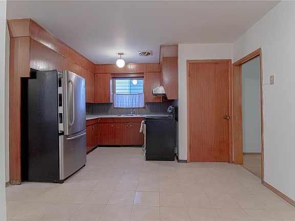 2nd image of 298 Toronto St