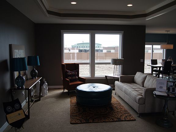 4th image of 2625 McLeod Dr E