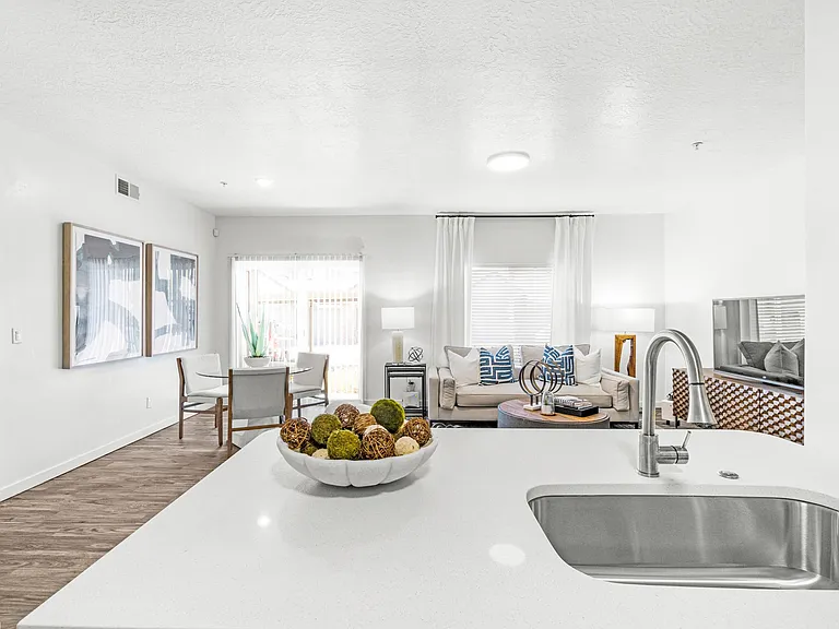 Wilshire Place — Photo 23
