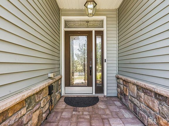 4th image of 37 Vineyard Ct