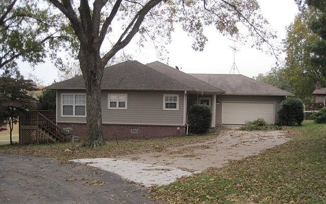 1st image of 805 Deerwood Cir