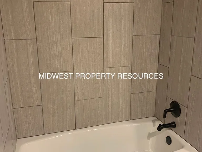 202 NW Market Pl #B — Photo 9