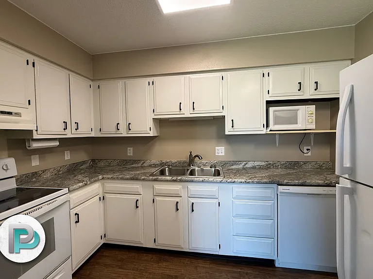 801 Clover Ct #4 — Photo 7