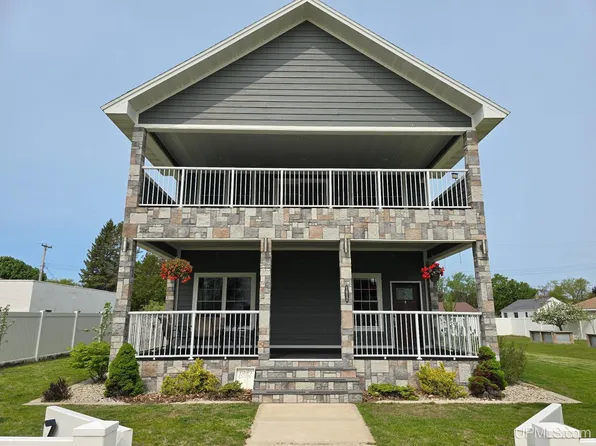 1812 Lake Shore Dr, Escanaba, MI 49829