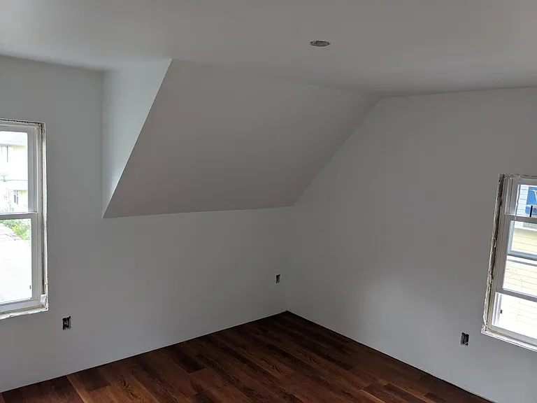 1123 Emerald St — Photo 2